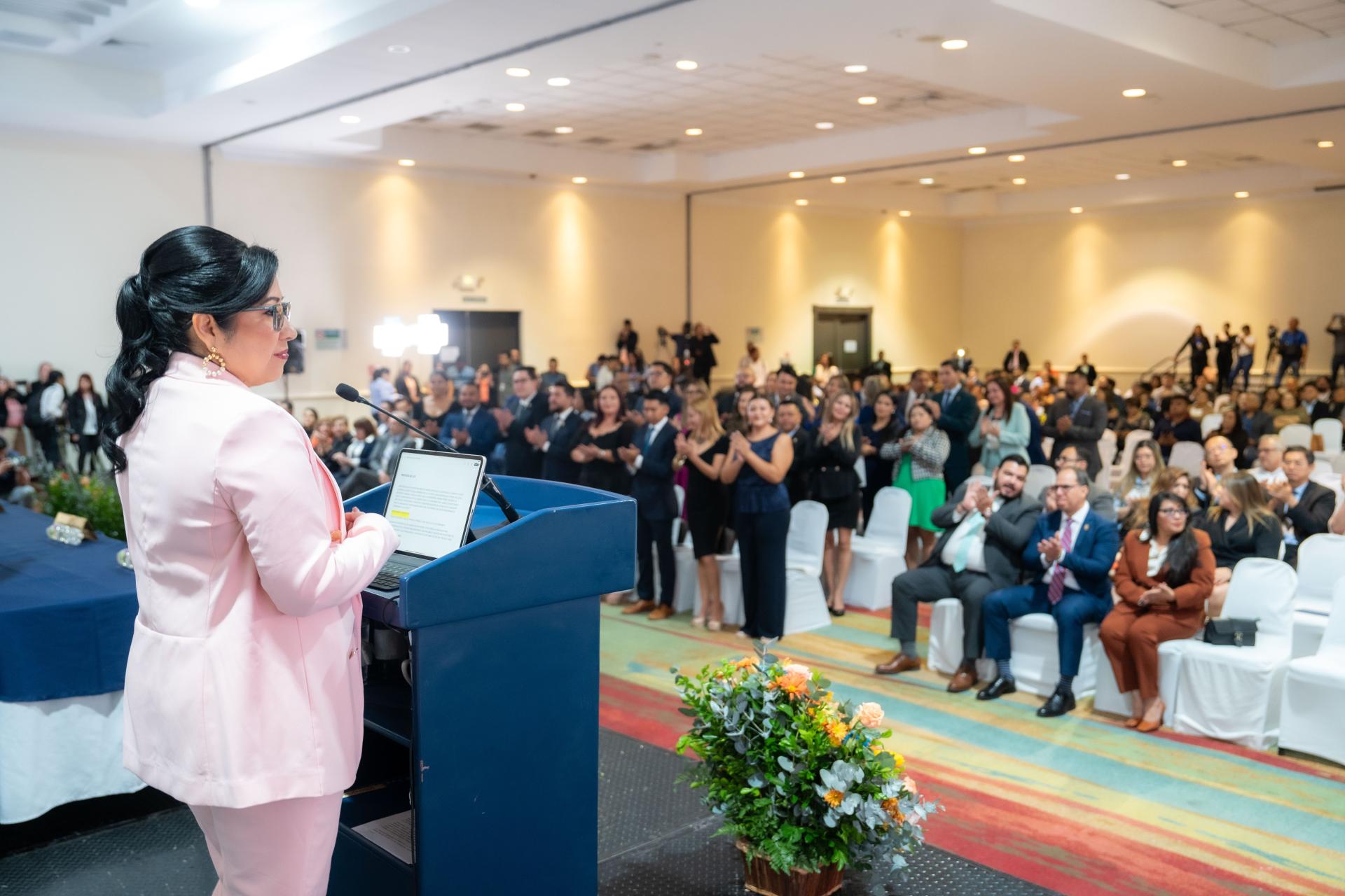 ELECCIONES 2024: En un evento que contó con la participación de distinguidas personalidades e invitados especiales, el TSE entregó hoy las credenciales a los diputados electos el pasado 3 de marzo y tomó la protesta de ley para que ellos puedan desempeñar sus funciones ante el Parlacen